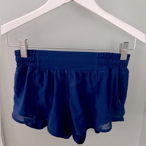 LULULEMON SIZE 4 2.5” HOTTY HOT LOW-RISE SHORTS IN ROYAL BLUE